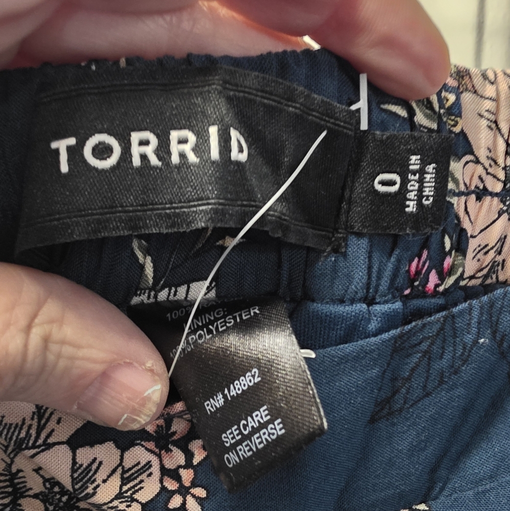 NWT Torrid Floral Rayon Shorts Size 0 - Picture 3 of 5